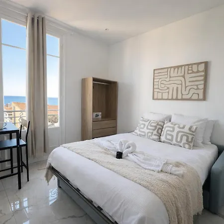Bright Flat In - Near Monaco شقة